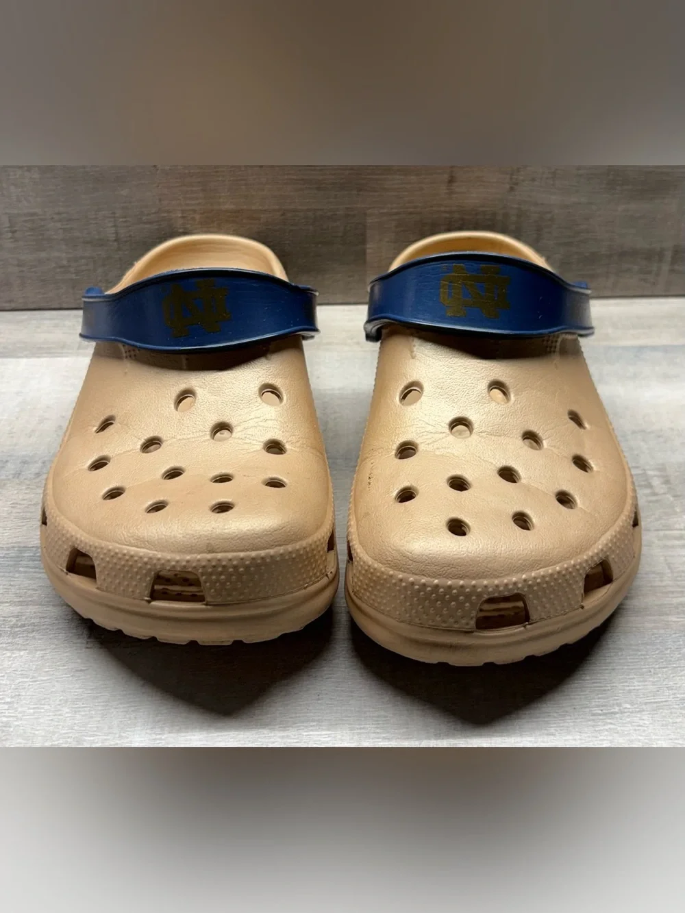 CROCS Clog ND Notre Dame NCAA Tan with Navy Heel Strap M 6-7 W 8-9